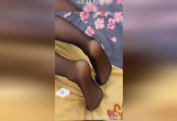 美女被挠脚心视频,太治愈了！